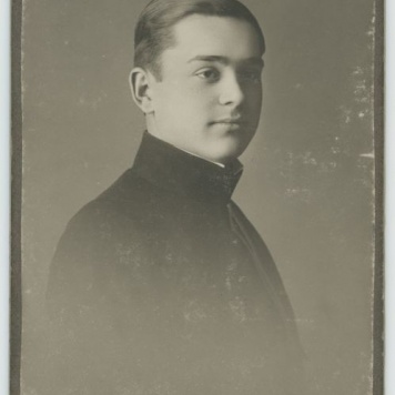 Mężczyzna w mundurku szkolnym