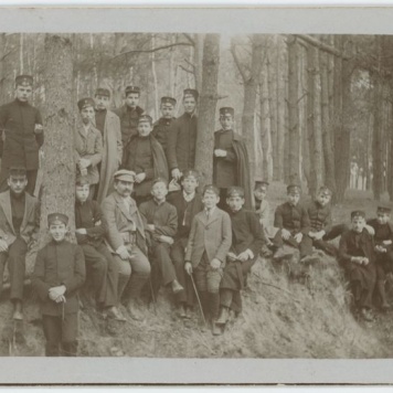 Uczniowie i nauczyciele Szkoły Handlowej na wycieczce w Trojanowie