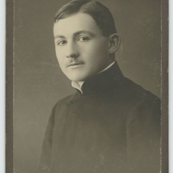 Mężczyzna w mundurku szkolnym