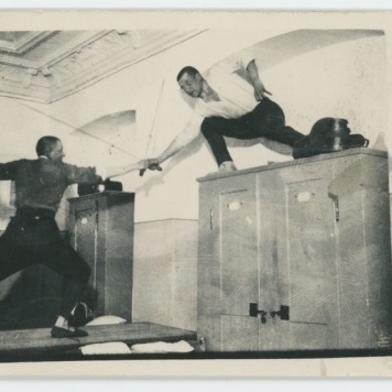 Meżczyźni uprawiający szermierkę