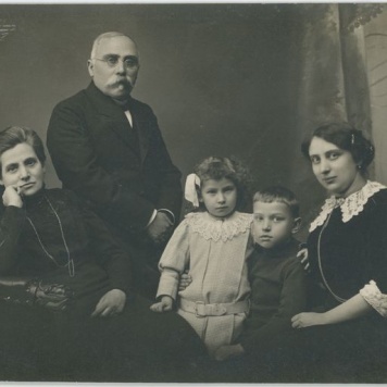 Małżeństwo Banaszkiewiczów z córką Ireną Ryłko i jej dziećmi