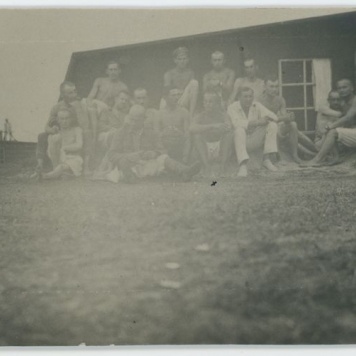 Przed barakiem w obozie jenieckim w Szczypiornie