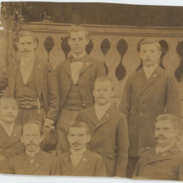 Członkowie Towarzystwa Śpiewaczego na tle Domku Szwajcarskiego