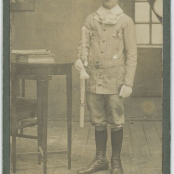 Portret chłopca w stroju komunijnym