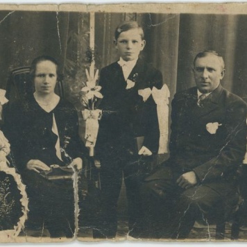 Rodzina Nowaków podczas uroczystości komunijnych