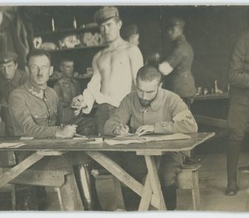 Doktor Mieczysław Kaplicki w ambulatorium w obozie jenieckim w Szczypiornie