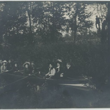 Ludzie siedzący w łódce