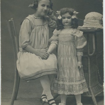 Portret dziewczynki z lalką