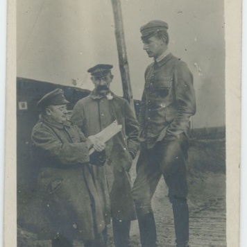 Najwyższy i najniższy żołnierz w obozie jenieckim w Szczypiornie