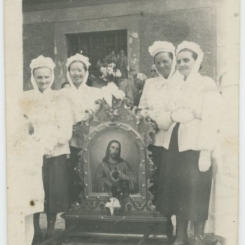 Kobiety z feretronem przed kościołem oo. franciszkanów w Kaliszu