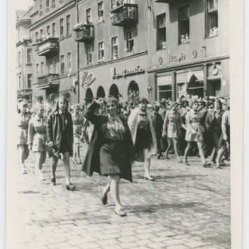 Kaliscy harcerze na Rynku Głównym podczas obchodów święta 1 Maja