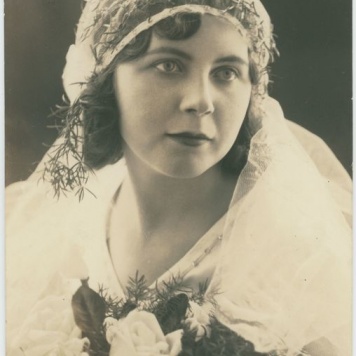 Kobieta w stroju ślubnym