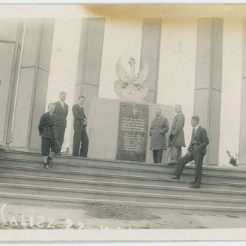 Mężczyźni przed Mauzoleum Legionistów Polskich w Kaliszu