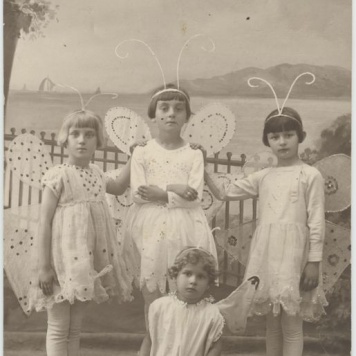 Dziewczynki przebrane za motyle