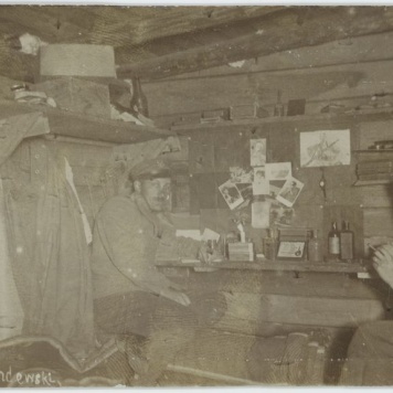 W baraku w obozie jenieckim w Szczypiornie