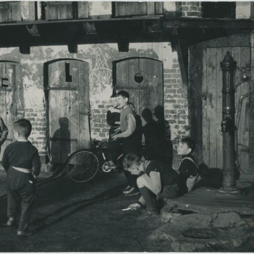 Dzieci na podwórku ul. Podgórnej w Kaliszu