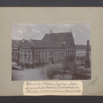 Widok kościoła i Kollegium Jezuickiego w Kaliszu, ufundowanych przez Prymasa Karnkowskiego w latach 1584-1595., oraz widok dawnego Placu Św. Józefa.