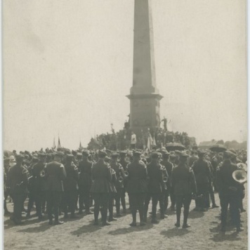 Uroczystość wojskowa przed Pomnikiem Legionów w Szczypiornie