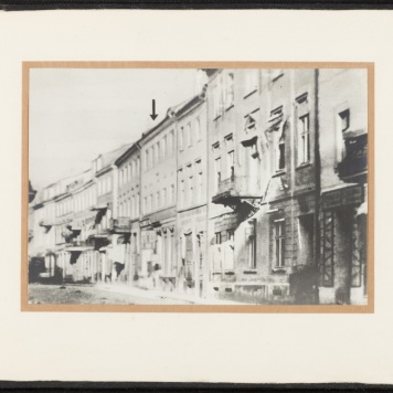 Widok dawnej ulicy Warszawskiej z oznaczonym strzałką domem, w którym urodził się Adam Asnyk