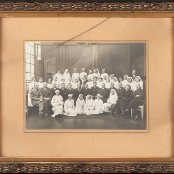 Tableau przedstawiające wykładowców i uczestników kursów wieczorowych 