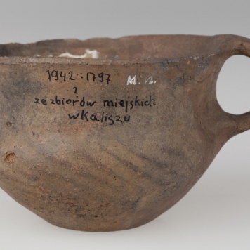 czerpak gliniany z taśmowatym uchem 