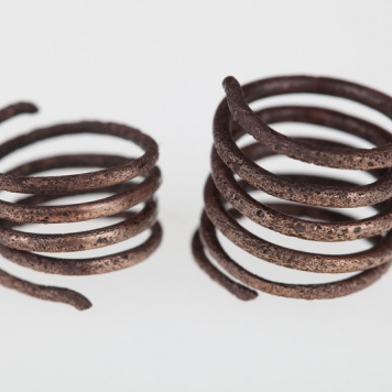 Fragmenty skrętu spiralnego wykonanego z drutu brązowego o przekroju okrągłym