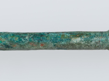 Szpila brązowa o trzonku zgiętym w połowie, główce poprzecznie żebrowanej