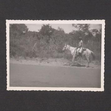 Człowiek jadący konno