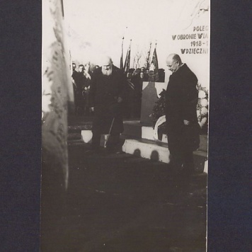 17 rocznica powstania wielkopolskiego w Gnieźnie. Komitet Honorowy, m.in. Stanisław Wrzaliński, przed pomnikiem powstańców na cmentarzu św. Piotra.