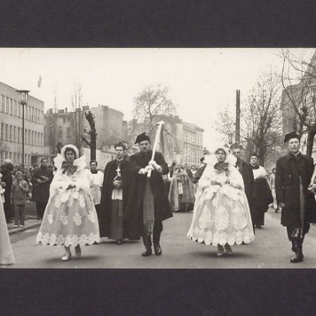 Uroczystości ku czci św. Wojciecha w Gnieźnie. Procesja ówczesną ul. Walki Młodych, obecnie Jana Pawła II.