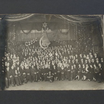 Zabawa sylwestrowa 1932/1933 członków chóru „Dzwon” i ich rodzin.