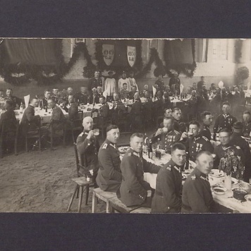 Święto pułkowe w Gnieźnie. Wojskowi przy stołach biesiadnych.