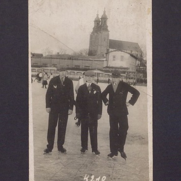 Uczestnicy kursu na ślizgawce.