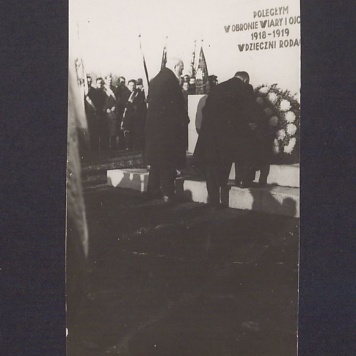 17 rocznica powstania wielkopolskiego w Gnieźnie. Komitet Honorowy, m.in. Stanisław Wrzaliński, przed pomnikiem powstańców na cmentarzu św. Piotra.