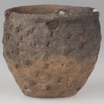 Garnek miniaturowy z dziurkami o jajowatym brzuścu, zdobiony odciskami paznokciowymi