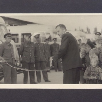 Uroczyste obchody MPGK w Gnieźnie. Przecinanie wstęgi przez Tadeusza Sobieralskiego, przewodniczącego Miejskiej Rady Narodowej w  Gnieźnie.
