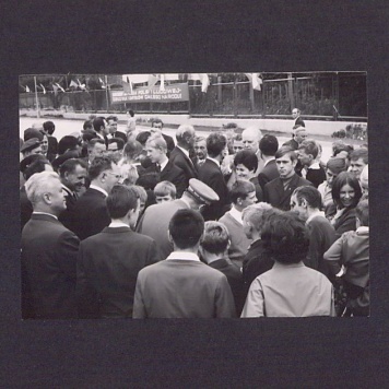 25-lecie Polskiej Rzeczypospolitej Ludowej. Grupa uczestników uroczystości.