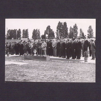 25-lecie Polskiej Rzeczypospolitej Ludowej. Grupa uczestników uroczystości.