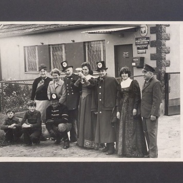 Dyliżans pocztowy przed Urzędem Pocztowo-Telekomunikacyjnym w Łubowie.