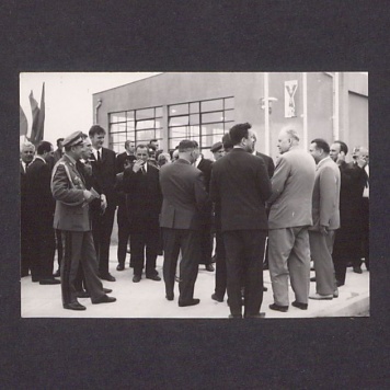 25-lecie Polskiej Rzeczypospolitej Ludowej. Grupa uczestników uroczystości.