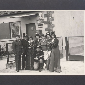 Dyliżans pocztowy przed Urzędem Pocztowo-Telekomunikacyjnym w Łubowie.