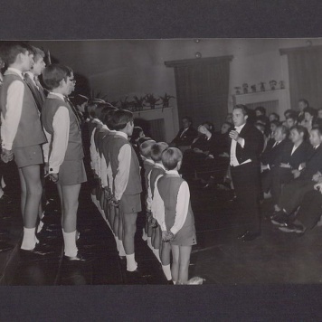 Odznaczenia pracowników Milicji Obywatelskiej z okazji Odrodzenia Polski. Koncert chóru chłopięcego "Szpaki".