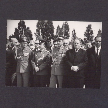 25-lecie Polskiej Rzeczypospolitej Ludowej. Grupa uczestników uroczystości.