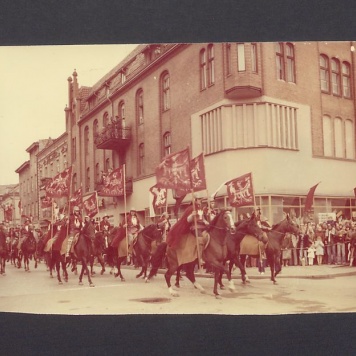 Jarmark Bartłomiejski. Rynek, grupa wojów na koniach.