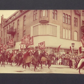 Jarmark Bartłomiejski. Rynek, grupa wojów na koniach.