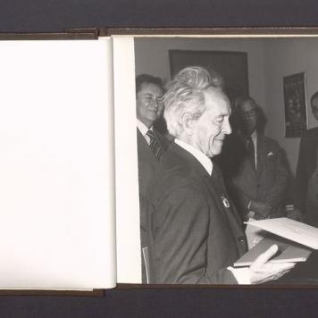 Album pamiątkowy z obrazujący uroczystość z okazji 80-lecia urodzin T. Kulisiewicza, cz. 1