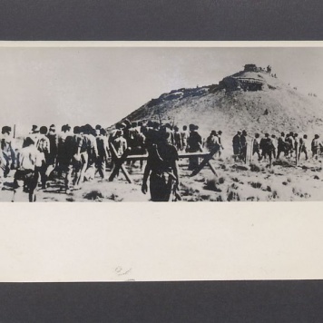 Kolumna jeńców wziętych do niewoli podczas walk