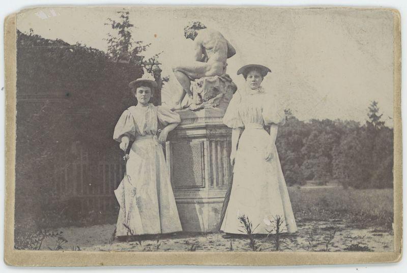 Dwie kobiety w parku