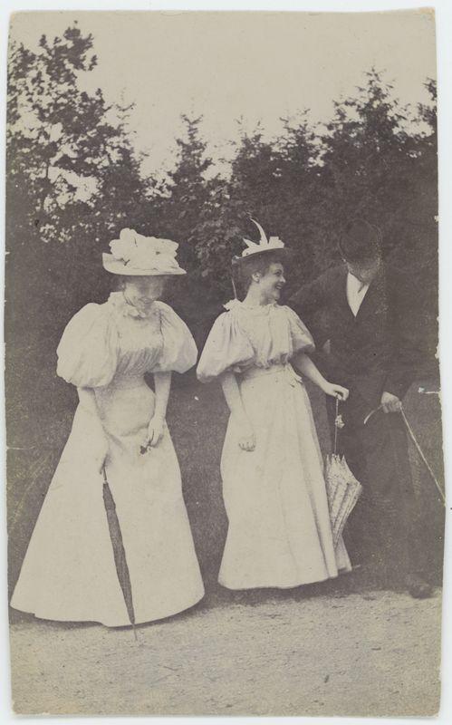 Janina i Dionizy Wilkoszewscy z Anną Hryniewiecką w kaliskim parku