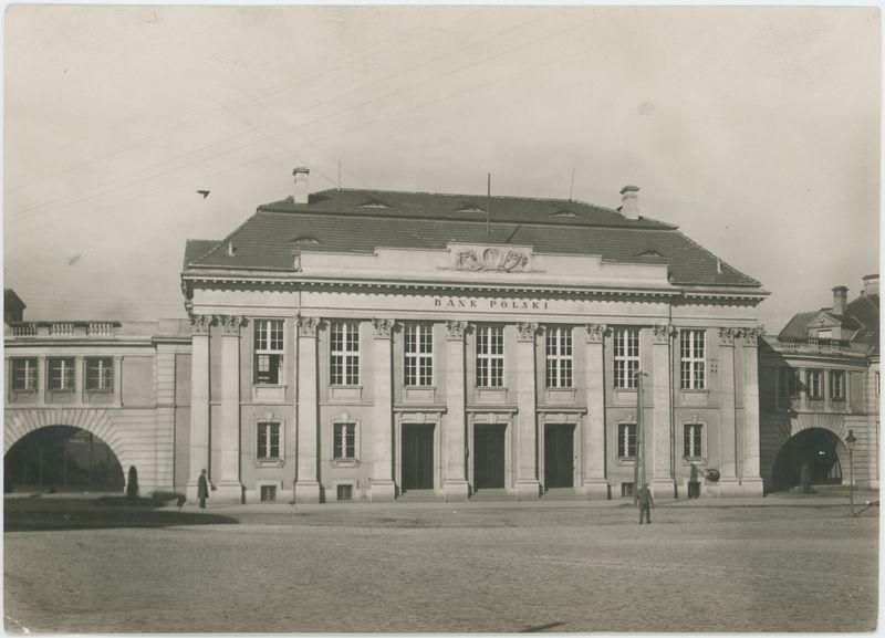 Bank Polski przy Alei Józefiny w Kaliszu